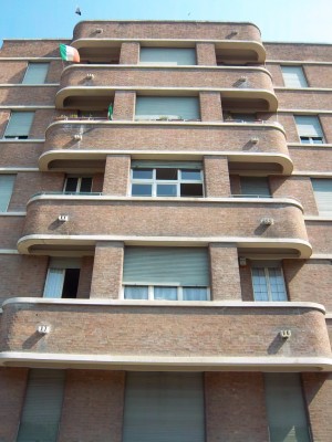 Antonio Pogatschnig, Casa Riva, 1932. Particolare dei balconi. Fotografia L&M, 2011.			