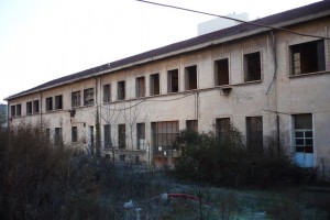 La facciata verso il parco del fabbricato dell’“hortus conclusus” prima della rifunzionalizzazione. Fotografia Comitato Parco Dora, 2007.