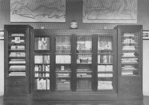 Alberto Sartoris, Biblioteca in castagno, 1925 (da Pianzola, Luisa, Alberto Sartoris, da Torino all’Europa, Alberto Greco Editore, Milano 1990, p. 69).