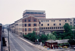 Il baraccotto ancora in funzione prima della demolizione delle fabbriche: al di là della Dora, gli edifici dello stabilimento Michelin. © MuseoTorino.