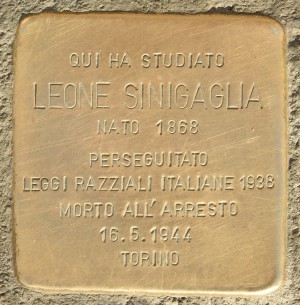 Leone Sinigaglia, pietra d'inciampo, in piazza Bodoni.