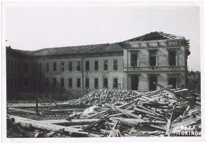 Via Gassino 15. Scuola Elementare “Gaspare Gozzi”. Effetti prodotti dai bombardamenti dell'incursione aerea del 13 luglio 1943. UPA 3676_9E02-11. © Archivio Storico della Città di Torino/Archivio Storico Vigili del Fuoco