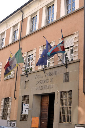 Palazzo in via Ormea, 45 (particolare). Sede della Circoscrizione 8, già sede dei Vigili Urbani. Fotografia di Mauro Raffini, 2010. © MuseoTorino.