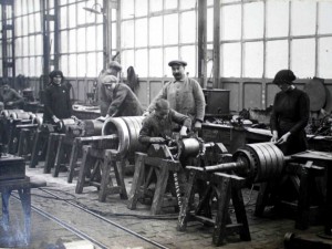 Operai all’opera nello stabilimento torinese nel 1915-1916. ASTo, Sez. Riunite, Asnos, Fondo Materiale fotografico 358. © Archivio di Stato di Torino