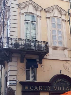 Finestre a trompe l'oeil in via Lagrange 1a