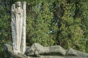 08 AVII Architetto Carlo Mollino (1905-1973), scultore Umberto Mastroianni (1910-1998), Monumento ai Caduti per la Libertà, 1952 (Campo della Gloria, viale centrale). ). Fotografia di Roberto Cortese, 2018