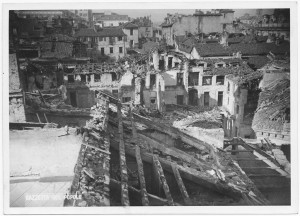 Vicolo di Santa Maria, “Vicolo e Chiesa di Santa Maria di Piazza. Incursione […] Tetto devastato, diverse lesioni alla cupola [...]”. Effetti prodotti dall'incursione aerea del 20-21 novembre 1942. UPA 1773_9B01-12. © Archivio Storico della Città di Torino