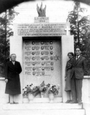 Il monumento al Pian del Lot con alcuni famigliari dei caduti. Immagine tratta da Nicola Adduci, Pian del Lot 2 aprile 1944. Storia e memoria di una strage, p. 50