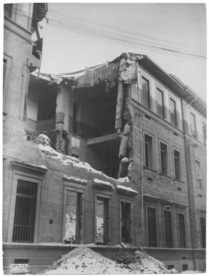 Via Montecuccoli - “Foto 1 – Scuola Tecnica Commerciale Paolo Boselli […] bomba dirompente crollo di parte del fabbricato [...]”. Effetti prodotti dai bombardamenti dell'incursione aerea del 20-21 novembre 1942. UPA 1766_9B01-05. © Archivio Storico della Città di Torino