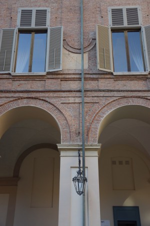 Orologio solare, Palazzo Reale, Cortile. Fotografia del 2020