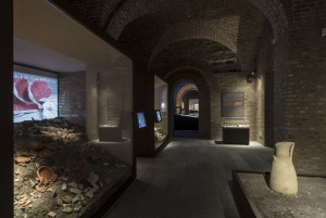 L’allestimento delle discariche romane lungo le mura nei locali della mostra Archeologia a Torino e la ricostruzione delle anfore del sacrificio, Museo di Antichità. Fotografia Mariano Dallago, 2013. © Soprintendenza per i Beni Archeologici del Piemonte e del Museo Antichità Egizie