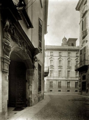Casa Siccardi, Vicolo Santa Maria (a destra il prospetto del palazzo Capris di Cigliè). Fotografia di Mario Gabinio, 1929