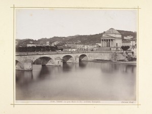 Veduta del ponte Vittorio Emanuele I e della chiesa della Gran Madre di Dio. Fotografia Brogi. © Archivio Storico della Città di Torino.