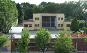 L’edificio dell’ex dopolavoro Michelin visto dal tetto del Museo A come Ambiente, situato dal lato opposto di corso Umbria. Comitato Parco Dora, 2010.
