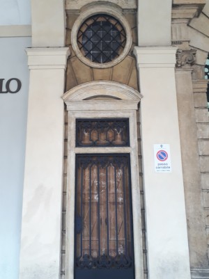 Finestra e porta dipinte a trompe l'oeil in piazza San Carlo 156