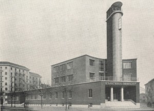 L’edificio dell’ex Gruppo rionale “Amos Maramotti” oggi Istituto Santorre di Santarosa nel suo complesso in un’immagine pubblicata da «Costruire», 1936.