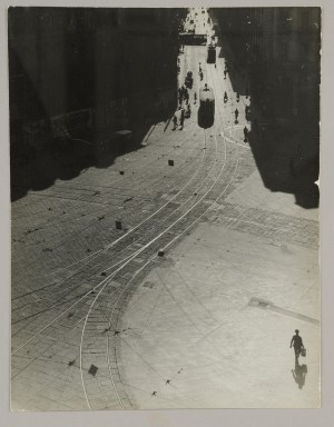 Via Pietro Micca. Vista in controluce dall'alto da Palazzo Madama. Fotografia di Mario Gabinio, 1933. Fondazione Torino Musei, Archivio Fotografico, Fondo Mario Gabinio. © Fondazione Torino Musei