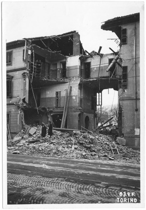 Via Nizza 151. Effetti prodotti dai bombardamenti dell'incursione aerea del 29 marzo 1944: Scuola Media Statale per Ciechi (già “Istituto Pei Ciechi”). UPA 4401_9E05-31. © Archivio Storico della Città di Torino/Archivio Storico Vigili del Fuoco