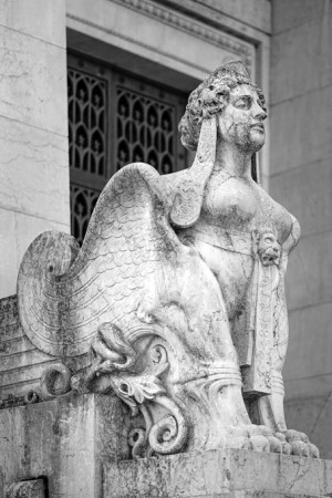 03 AV Architetto Raineri Arcaini, scultori Bolgiani e Mauro, Sfinge alla base del Mausoleo di Francesco Tamagno, 1912. Fotografia di Roberto Cortese, 2018