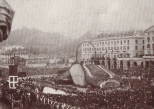 Grande corbeille in piazza Vittorio Emanuele durante i festeggiamenti per il matrimonio di Maria Letizia Bonaparte con Amedeo Ferdinando Maria di Savoia duca d'Aosta. Fotografia, 1888.