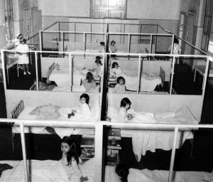 Ospedale Amedeo di Savoia. Reparto infantile in un’immagine del 1974. Archivio Storico Relazioni Esterne ASL TO1.