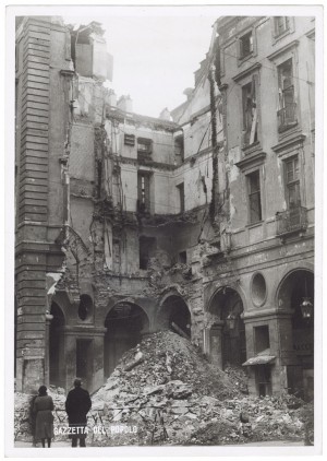 Piazza Palazzo di Città. Effetti prodotti dai bombardamenti dell'incursione aerea del 30 Novembre 1942. UPA 2415D_9C02-39. © Archivio Storico della Città di Torino