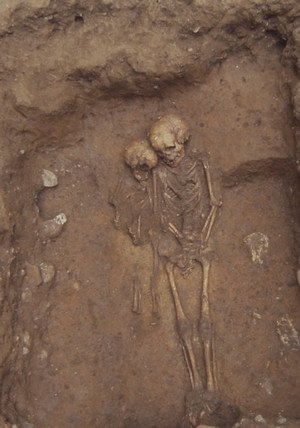 Una sepoltura con due inumati, © Soprintendenza per i Beni Archeologici del Piemonte e del Museo Antichità Egizie.