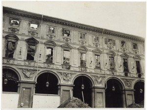 Piazza San Carlo, Palazzo Solaro della Margherita ora dell'Accademia Filarmonica. Danni […]. Effetti prodotti dai bombardamenti dell'incursione aerea del 20-21 novembre 1942. UPA 1821_9B01-39. © Archivio Storico della Città di Torino