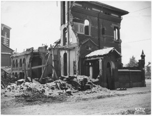 Via Salbertrand (già Salabertano) angolo Via Valentino Carrera, chiesa Madonna della Divina Provvidenza. Effetti prodotti dai bombardamenti dell'incursione aerea del 9 dicembre 1942. UPA 3164D_9D04-46. © Archivio Storico della Città di Torino
