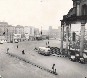 Piazza San Giovanni, spazio vuoto davanti al Duomo, 1961 © Archivio Storico della Città di Torino (GDP sez I 489_048)