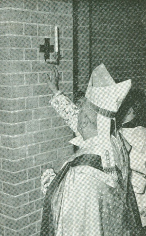Il cardinale Michele Pellegrino consacra la nuova chiesa il 26 novembre 1967. © Archivio parrocchiale