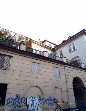 Finestre dipinte a trompe l'oeil in via della Rocca, 16e