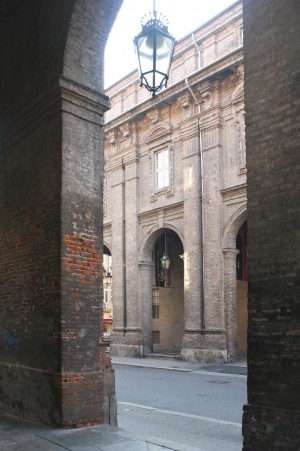 Particolare della decorazione di facciata del Quartiere di San Celso. Fotografia di Enrico Lusso, 2010