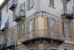 Particolare del balcone angolare e della decorazione, casa in via Leinì 20. Fotografia di Giuseppe Beraudo, 2011