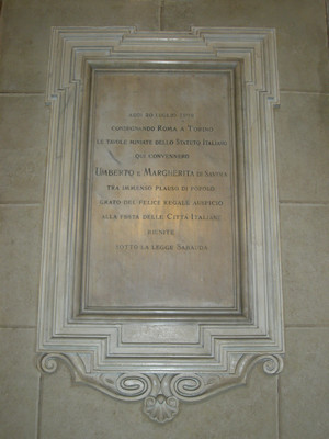 Lapide dedicata al cinquantenario dello Statuto Albertino e alla festa delle città italiane. Fotografia di Elena Francisetti, 2010. © MuseoTorino.