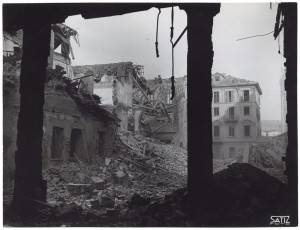 Via Valperga Caluso, “Incursione […] N.7 – Scuola Elem.Vincenzo Monti – Via Valperga [cortile] - […]”. Effetti prodotti dai bombardamenti dell'incursione aerea del 20-21 novembre 1942. UPA 1881D_9B02-59. © Archivio Storico della Città di Torino