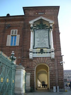 Fronte della loggia Reale in Piazza Castello con la lapide dedicata a Vittorio Emanuele II. Fotografia di Elena Francisetti, 2010. © MuseoTorino.