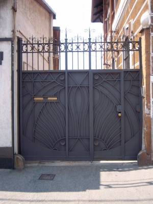 Giovanni Olivero, Casa d’abitazione, 1910. Particolare del cancello. Fotografia L&M, 2011.