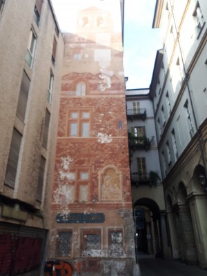 Trompe l'oeil in via Conte Verde, 6