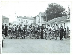 Partenza della Coppa Romero davanti alla sede della Società Sportiva Paracchi, anni Sessanta. Fotografia Archivio Storico Associazione Sportiva Paracchi.