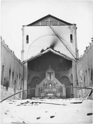 Via Salbertrand (già Salabertano) angolo Via Valentino Carrera, chiesa Madonna della Divina Provvidenza. Effetti prodotti dai bombardamenti dell'incursione aerea del 9 dicembre 1942. UPA 3162_9D04-44. © Archivio Storico della Città di Torino