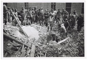 Via Rodolfo Montevecchio angolo Via Andrea Massena, crollo di edifici e azioni di soccorso. Effetti prodotti dai bombardamenti dell'incursione aerea del 24 luglio 1944. UPA 4712_9F01-19. © Archivio Storico della Città di Torino