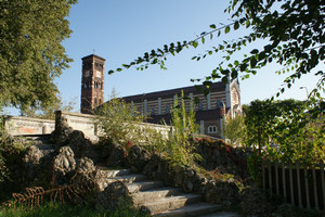 Ponte di via Norberto Rosa con la chiesa di San Gaetano da Thiene visto da via Sempione. Fotografia di Giuseppe Beraudo per Officina della Memoria, 2009.