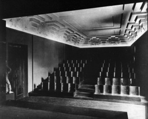 Teatro privato di casa Gualino, veduta del boccascena, 1925 (da Pianzola, Luisa, Alberto Sartoris, da Torino all’Europa, Alberto Greco Editore, Milano 1990, p. 38).