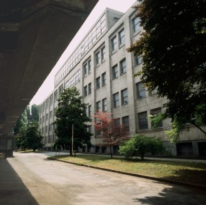 La facciata della palazzina uffici dello stabilimento Valdocco verso corso Mortara; sulla sinistra si intravede la sopraelevata. Fotografia di Filippo Gallino per la Città di Torino, maggio 1999.