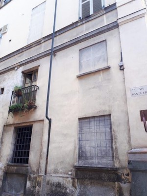 Finestre a trompe l'oeil in via Santa Croce angolo piazza Carlo Emanuele II