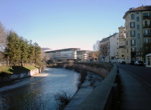 Fiume Dora, sullo sfondo il Campus universitario Luigi Einaudi. Fotografia di Angela Caterini, 2015