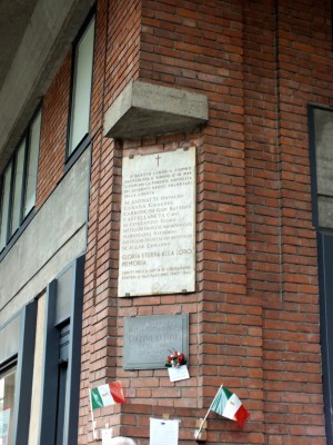 Lapide tra via Cibrario e piazza Statuto in memoria degli antifascisti uccisi per rappresanglia il 12 ottobre 1944. Fotografia di Paola Boccalatte, 2014. © MuseoTorino