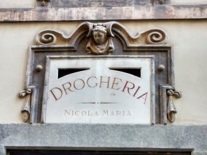 Insegna drogheria, particolare, Palazzo Frichignono di Castellengo, via San Dalmazzo 7. Fotografia di Maria Paola Soffiantino, 2019