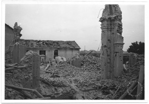 Via Passo Buole 74, Parrocchia del Lingotto. Effetti prodotti dai bombardamenti dell'incursione aerea del 4 giugno 1944. UPA 4617_9F01-02. © Archivio Storico della Città di Torino/Archivio Storico Vigili del Fuoco